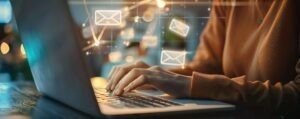 Mujer con ordenador para Email marketing